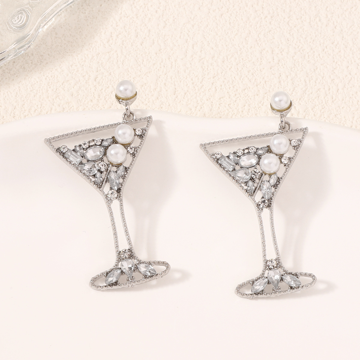 Luxury Lifestyle Niche - Anting Wanita Desain Gelas Anggur Berhias